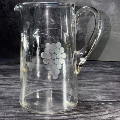 Vintage Etched Delicate Glass grape on vine pouring pitcher 8.5" X5" handle - Thumbnail 9