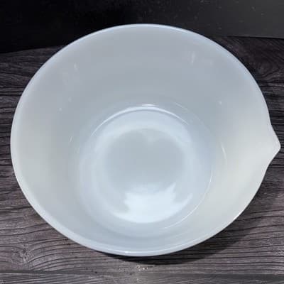 ANCHOR HOCKING FIRE KING OVEN WARE MILK GLASS MIXING BOWL POUR SPOUT 9.25”W VT - Thumbnail 3