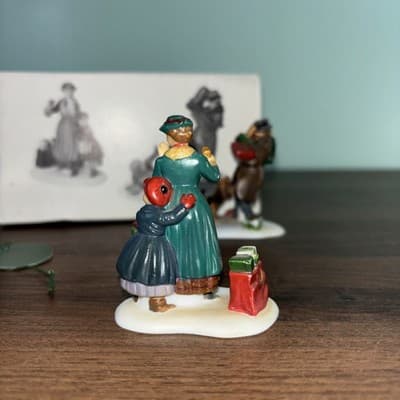 Department Dept 56 Heritage Village Collection Don't Drop the Presents Set of 2 - Thumbnail 4
