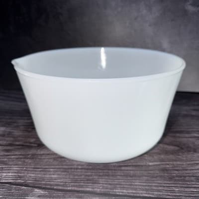 ANCHOR HOCKING FIRE KING OVEN WARE MILK GLASS MIXING BOWL POUR SPOUT 9.25”W VT - Thumbnail 5