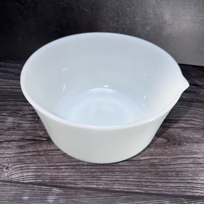 ANCHOR HOCKING FIRE KING OVEN WARE MILK GLASS MIXING BOWL POUR SPOUT 9.25”W VT