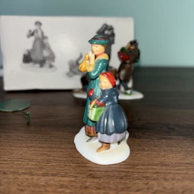 Department Dept 56 Heritage Village Collection Don't Drop the Presents Set of 2 - Thumbnail 3