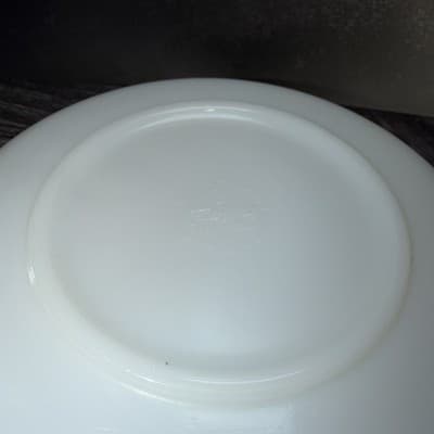 ANCHOR HOCKING FIRE KING OVEN WARE MILK GLASS MIXING BOWL POUR SPOUT 9.25”W VT - Thumbnail 8