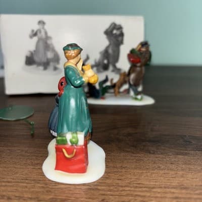 Department Dept 56 Heritage Village Collection Don't Drop the Presents Set of 2 - Thumbnail 5