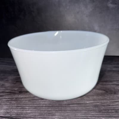 ANCHOR HOCKING FIRE KING OVEN WARE MILK GLASS MIXING BOWL POUR SPOUT 9.25”W VT - Thumbnail 6