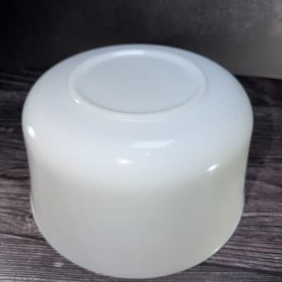 ANCHOR HOCKING FIRE KING OVEN WARE MILK GLASS MIXING BOWL POUR SPOUT 9.25”W VT - Thumbnail 7