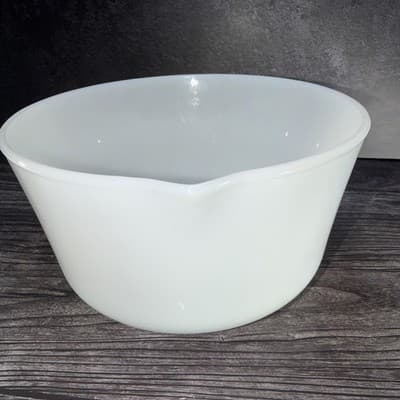 ANCHOR HOCKING FIRE KING OVEN WARE MILK GLASS MIXING BOWL POUR SPOUT 9.25”W VT - Thumbnail 4