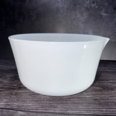 ANCHOR HOCKING FIRE KING OVEN WARE MILK GLASS MIXING BOWL POUR SPOUT 9.25”W VT - Thumbnail 2