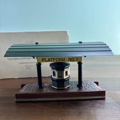 Dept 56 Victoria Station Train Platform 5575-1 Heritage Village w Box Metal Roof