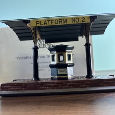 Dept 56 Victoria Station Train Platform 5575-1 Heritage Village w Box Metal Roof - Thumbnail 4
