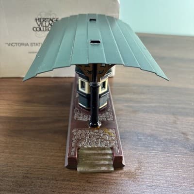 Dept 56 Victoria Station Train Platform 5575-1 Heritage Village w Box Metal Roof - Thumbnail 6