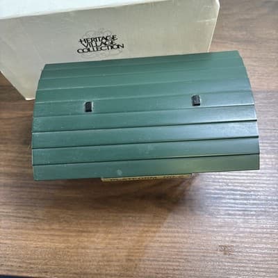 Dept 56 Victoria Station Train Platform 5575-1 Heritage Village w Box Metal Roof - Thumbnail 5