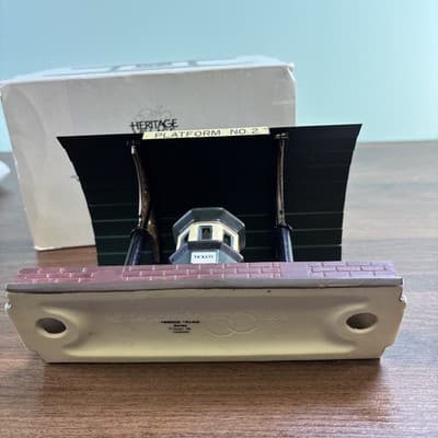 Dept 56 Victoria Station Train Platform 5575-1 Heritage Village w Box Metal Roof - Thumbnail 8