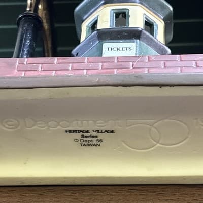 Dept 56 Victoria Station Train Platform 5575-1 Heritage Village w Box Metal Roof - Thumbnail 9