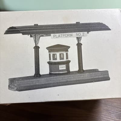 Dept 56 Victoria Station Train Platform 5575-1 Heritage Village w Box Metal Roof - Thumbnail 14