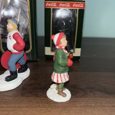 Coca-Cola Town Square Collection Lot of 2 Figurines Snowyday Fun After Skating - Thumbnail 7
