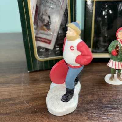 Coca-Cola Town Square Collection Lot of 2 Figurines Snowyday Fun After Skating - Thumbnail 5