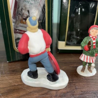 Coca-Cola Town Square Collection Lot of 2 Figurines Snowyday Fun After Skating - Thumbnail 4