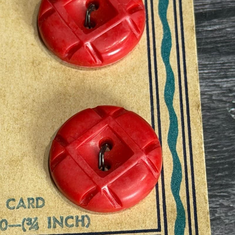 VTG Costumakers Red Flower Pattern 4600 Size 30 (3/4 Inch) 2-Hole Buttons on Ori - Thumbnail 2