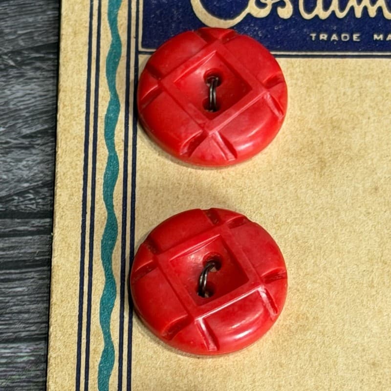 VTG Costumakers Red Flower Pattern 4600 Size 30 (3/4 Inch) 2-Hole Buttons on Ori - Thumbnail 4