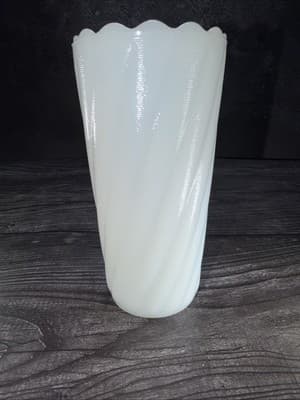 Vintage E.O Brody 7" Milk Glass Vase Wide Top Ribbed And Swirled - Thumbnail 9