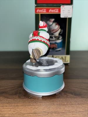 1994 NEW IN BOX COCA COLA MUSICAL POLAR BEAR SKATING - Thumbnail 3