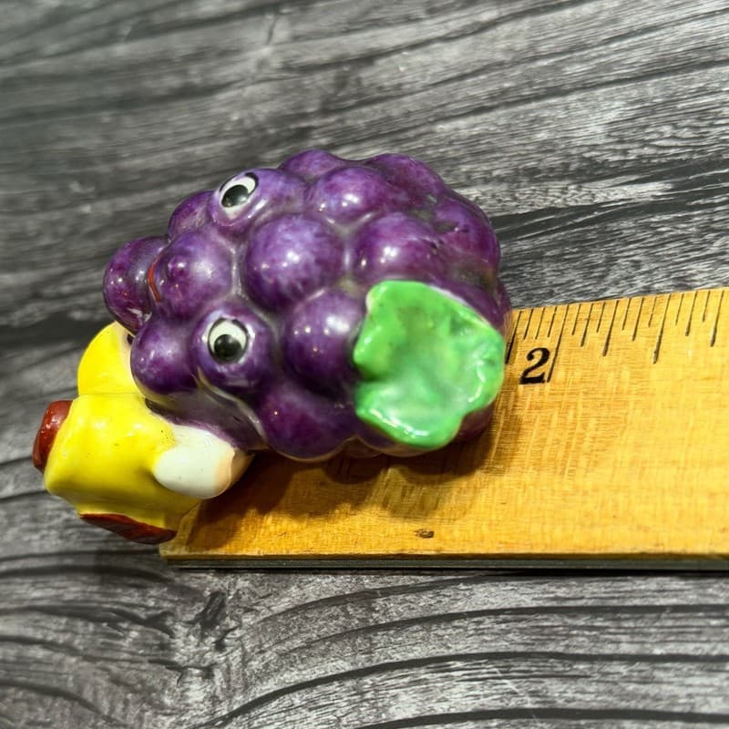 Vintage Anthropomorphic Purple Grape Salt and Pepper Shakers Japan - Thumbnail 5