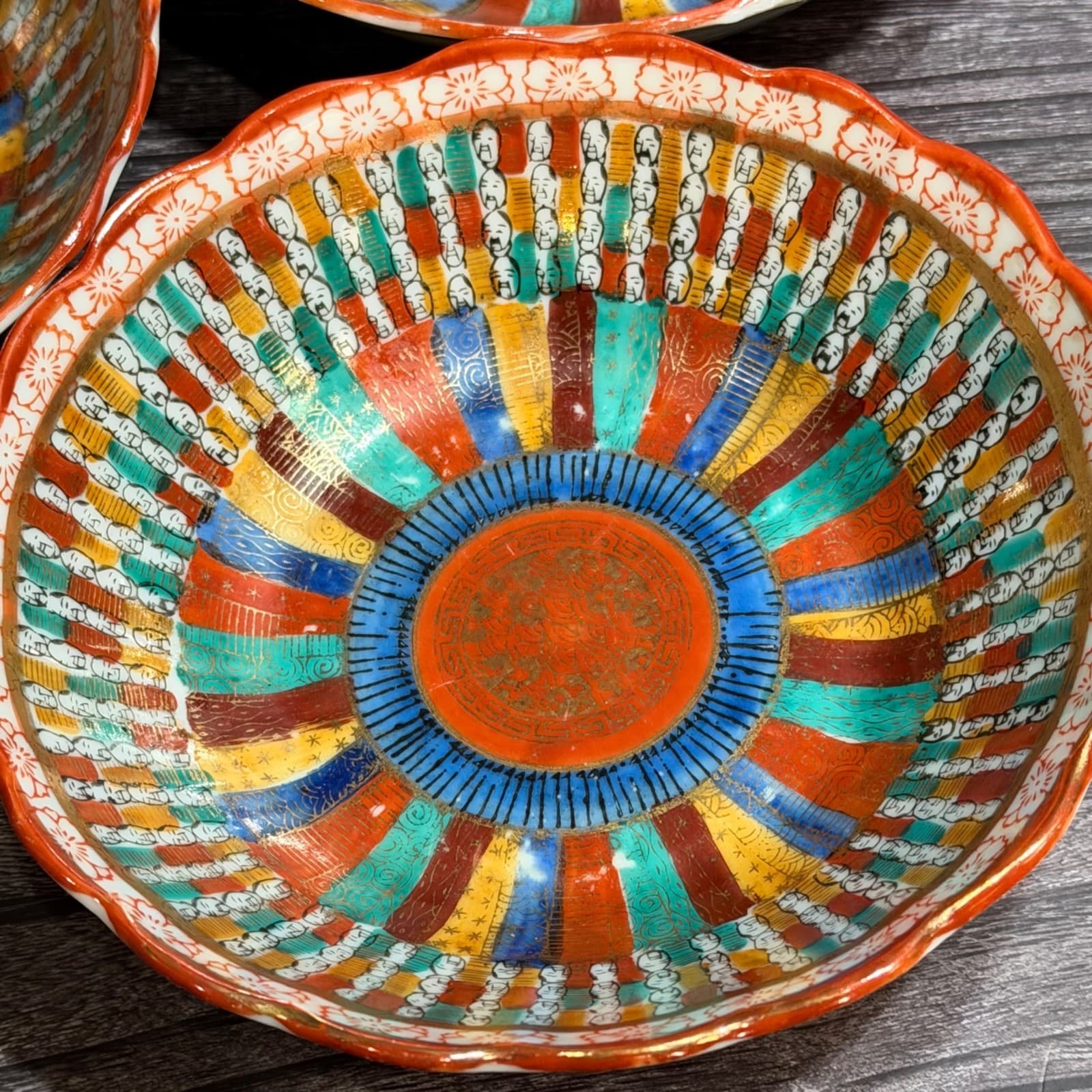 Japanese Kutani 1000 Faces Bowls Set Of 3 Hand-Painted Scalloped Edge 6" Vintage - Thumbnail 2