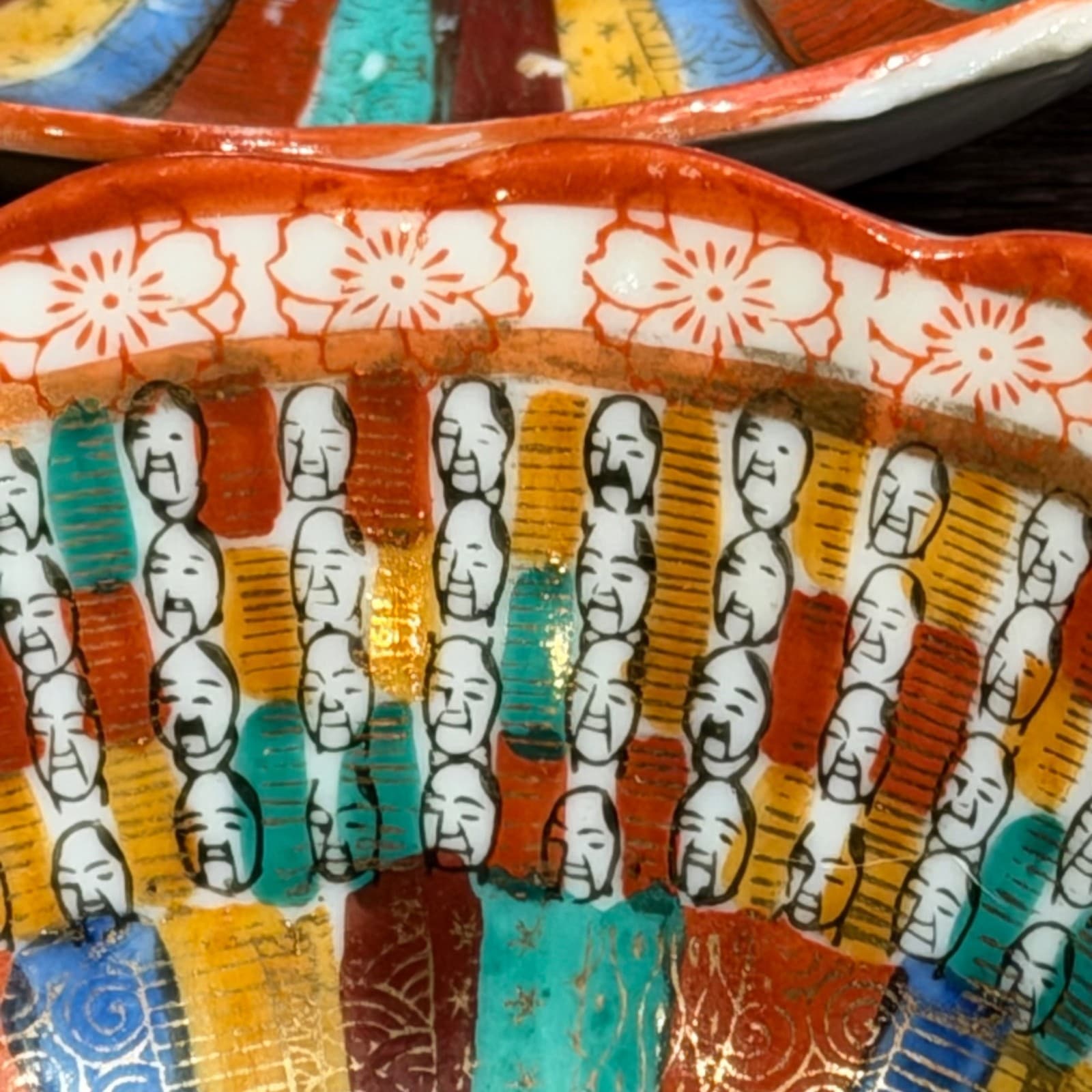 Japanese Kutani 1000 Faces Bowls Set Of 3 Hand-Painted Scalloped Edge 6" Vintage - Thumbnail 3