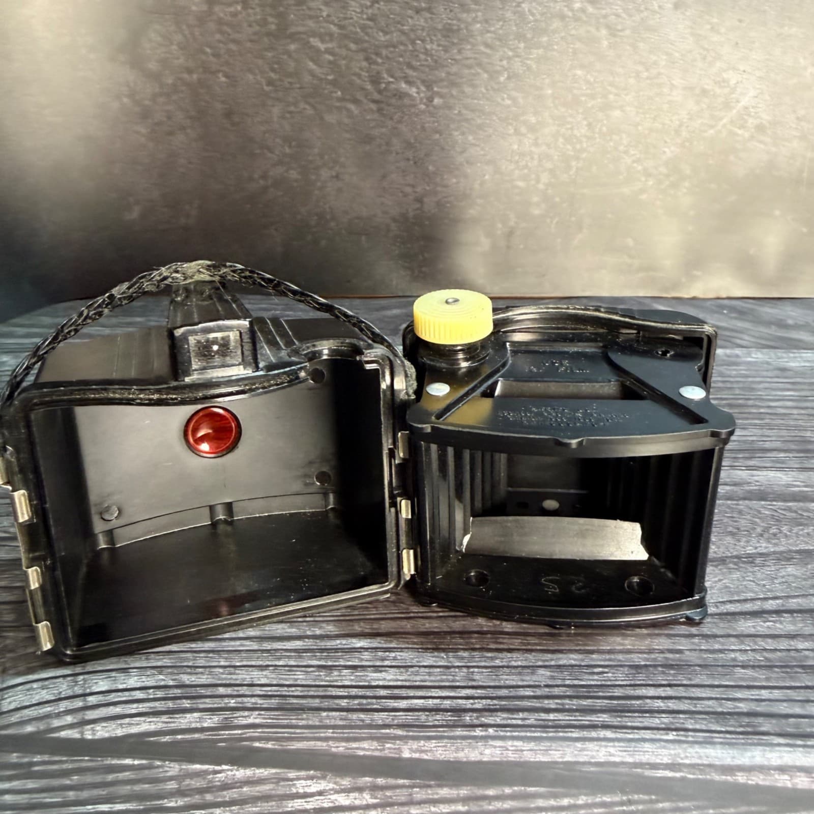 Kodak Baby Brownie Special Camera 1942 Bakelite Art Deco W/ Original Strap VTG - Thumbnail 12