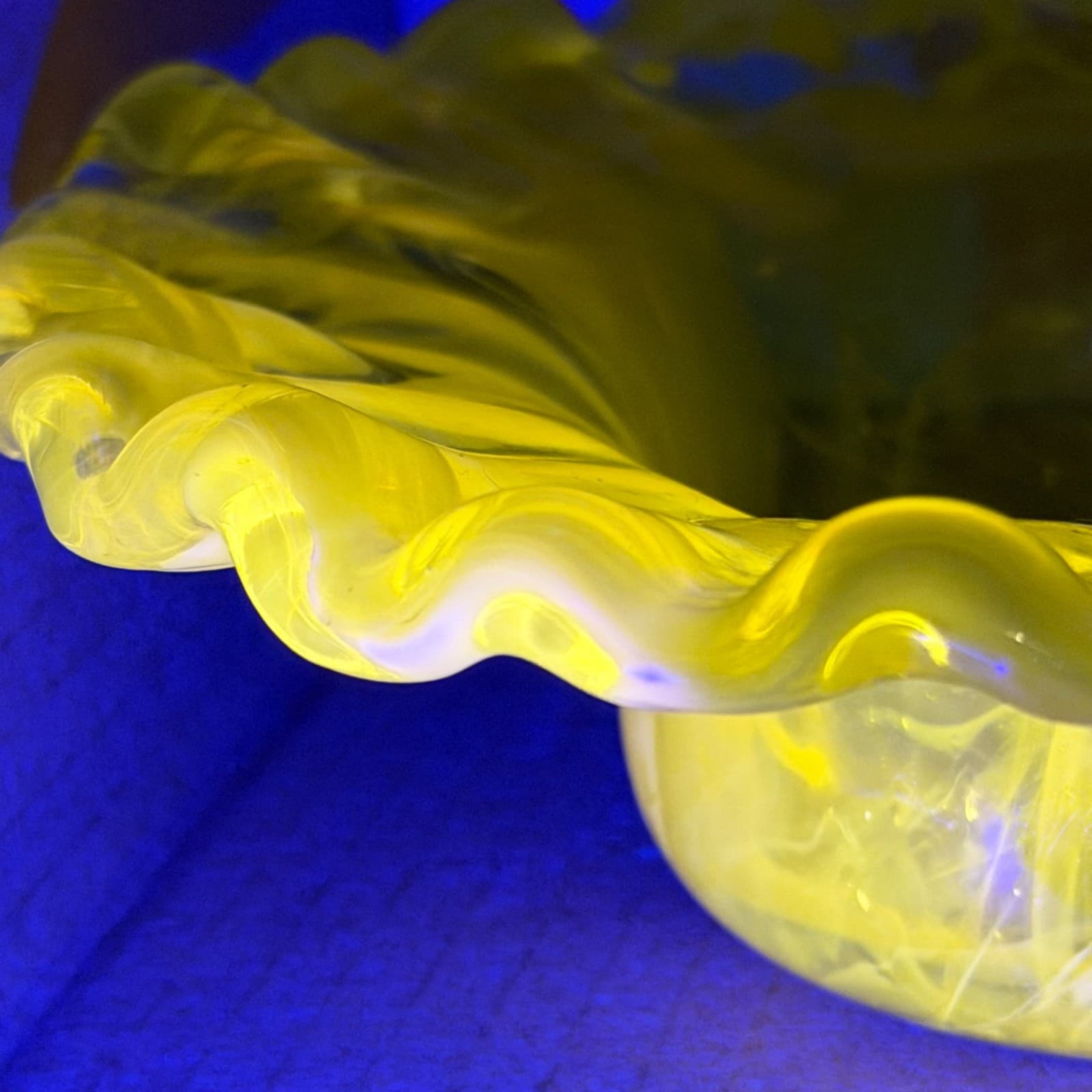 Hand Blown Yellow Art Glass Bowl UV Glow Uranium-Cadmium Design Ruffled Edge VTG - Thumbnail 2