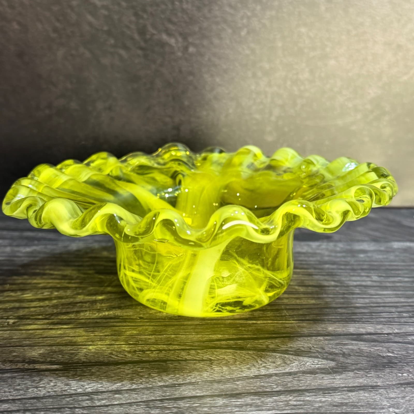 Hand Blown Yellow Art Glass Bowl UV Glow Uranium-Cadmium Design Ruffled Edge VTG - Thumbnail 10
