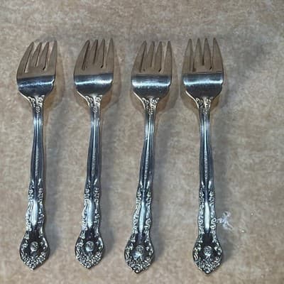 4 Pfaltzgraff HEIRLOOM REMEMBRANCE BETHANY Stainless Silverware Salad Forks - Thumbnail 4