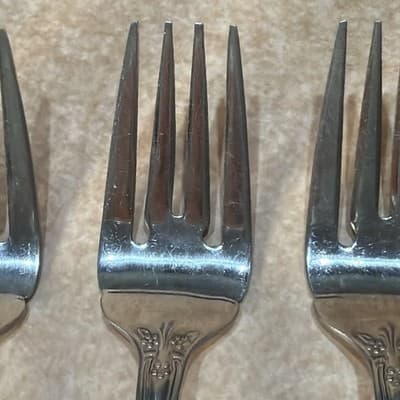 4 Pfaltzgraff HEIRLOOM REMEMBRANCE BETHANY Stainless Silverware Salad Forks - Thumbnail 3