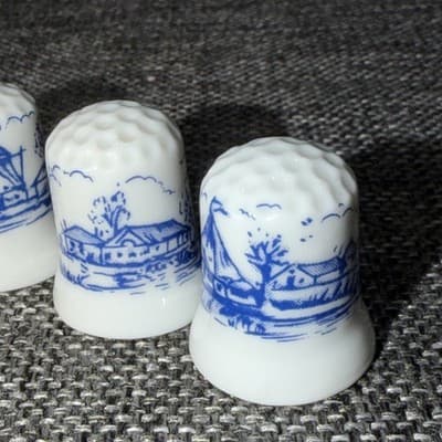 Lot Of 5 Porcelain Holland Blue and White Thimbles Windmills Boat Scenes - Thumbnail 4