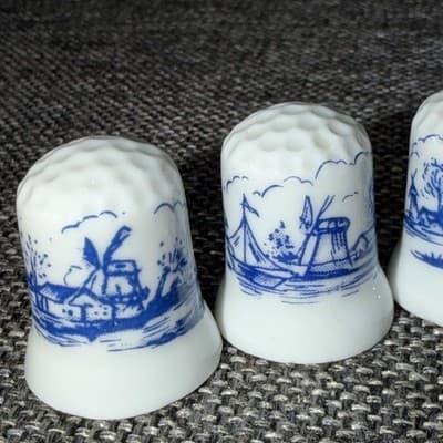 Lot Of 5 Porcelain Holland Blue and White Thimbles Windmills Boat Scenes - Thumbnail 2
