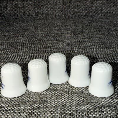 Lot Of 5 Porcelain Holland Blue and White Thimbles Windmills Boat Scenes - Thumbnail 5
