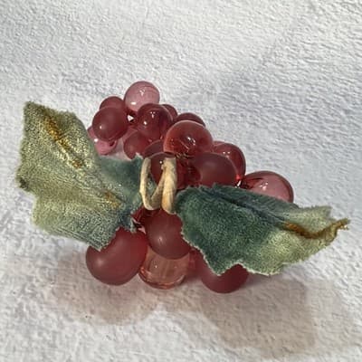 Vintage Small Cluster MCM Purple Lucite Acrylic Grapes Cluster Set with Leaves - Thumbnail 7
