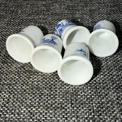 Lot Of 5 Porcelain Holland Blue and White Thimbles Windmills Boat Scenes - Thumbnail 7