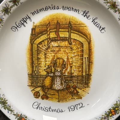 Holly Hobbie 1972 Christmas Plate Happy Memories Warm The Heart Fireplace Toys - Thumbnail 2