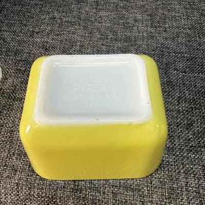 Vintage Pyrex Refrigerator Dish #501-B with Lid 1-1/2 Cup Yellow EUC No Chips - Thumbnail 9