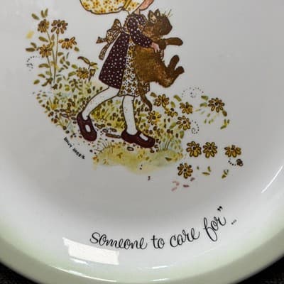 Holly Hobby Cat "Happiness is Having Someone to Care For" Dinner Plate Green - Thumbnail 4