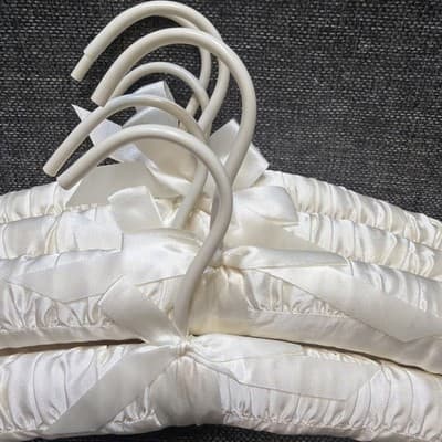 Lot of 6 Vintage satin padded hangers with bows bridal bridemaid NOS - Thumbnail 3