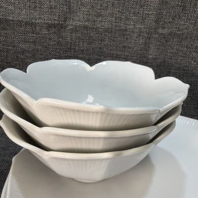 Vintage Japanese Porcelain Lotus Bowls Plates Set Of 4 White Ceramic Decorative - Thumbnail 7