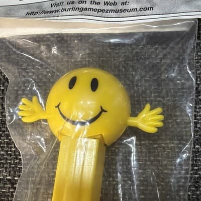 PEZ Rare Smiley Dispenser 1998 Burlingame Museum Of Pez Memorabilia Arms no Feet - Thumbnail 3