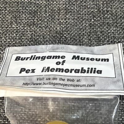 PEZ Rare Smiley Dispenser 1998 Burlingame Museum Of Pez Memorabilia Arms no Feet - Thumbnail 2