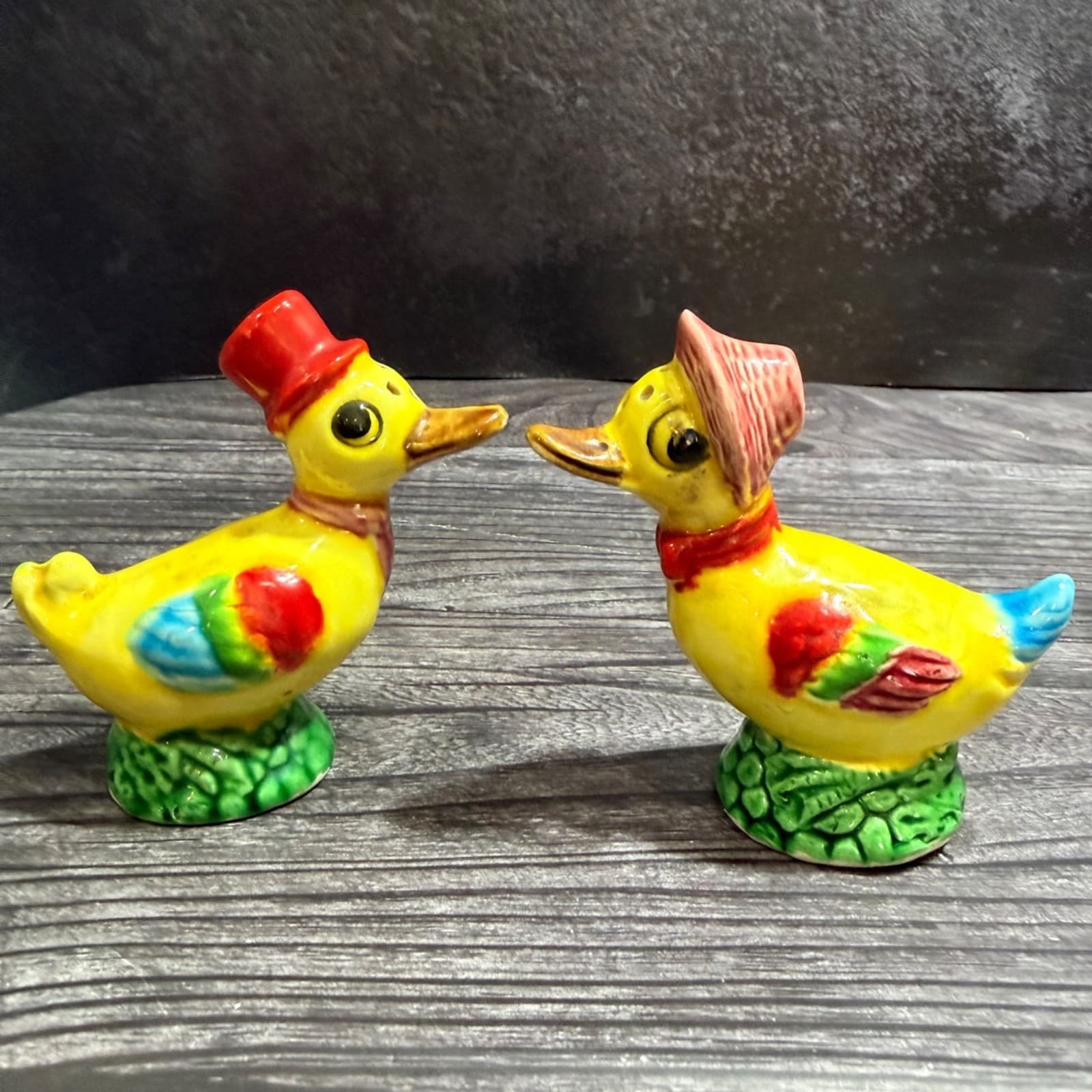 VTG Anthropomorphic Hand-Painted Ducks in Hats Salt & Pepper Shakers - Thumbnail 4