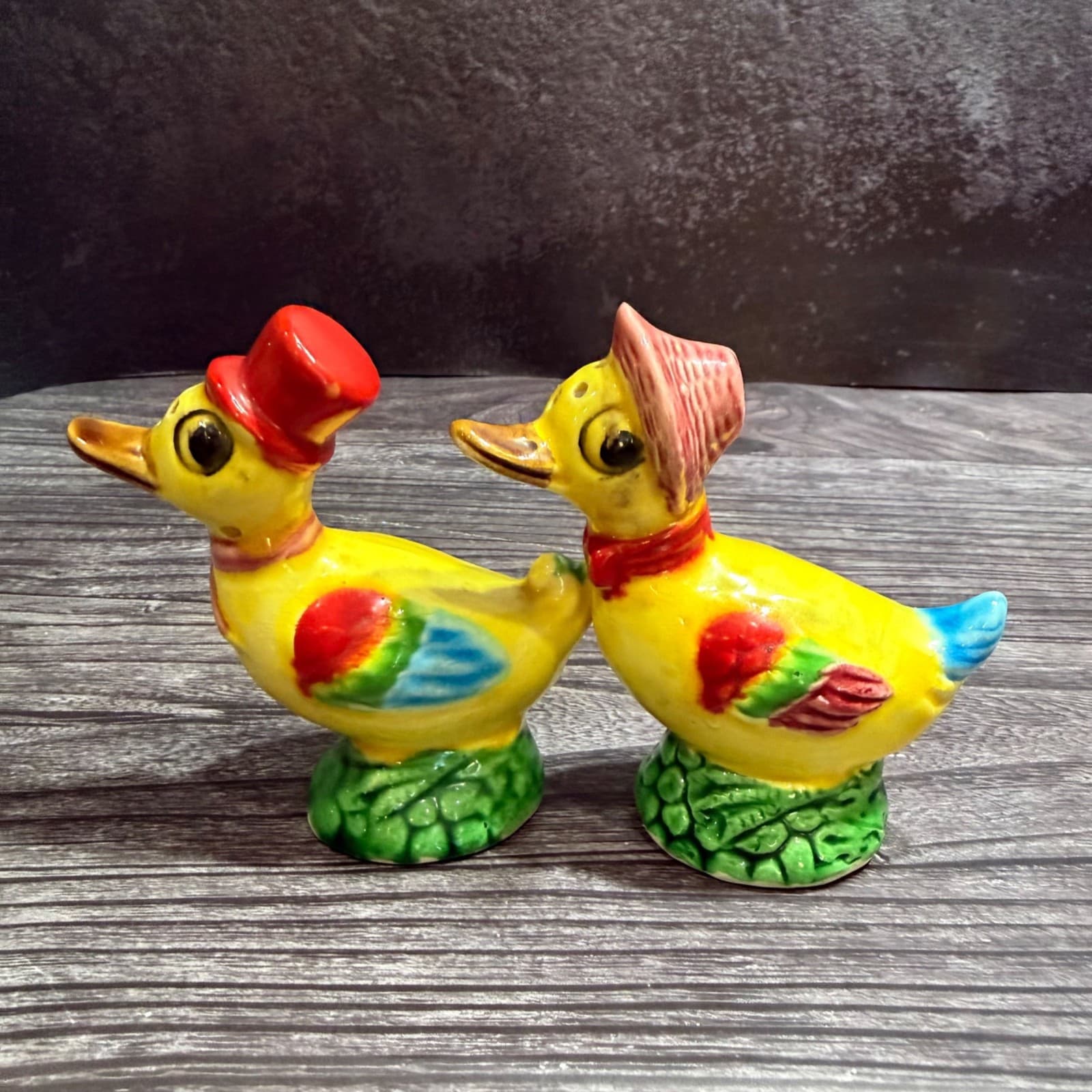 VTG Anthropomorphic Hand-Painted Ducks in Hats Salt & Pepper Shakers - Thumbnail 2