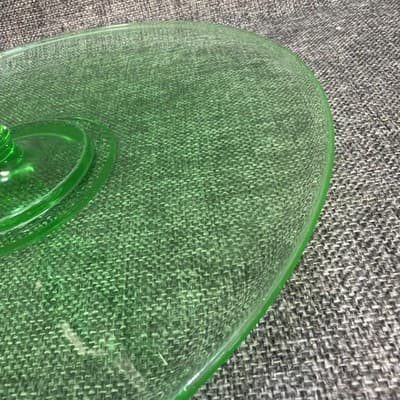 VTG Uranium Emerald Green Depression glass sandwich server with center handle - Thumbnail 4