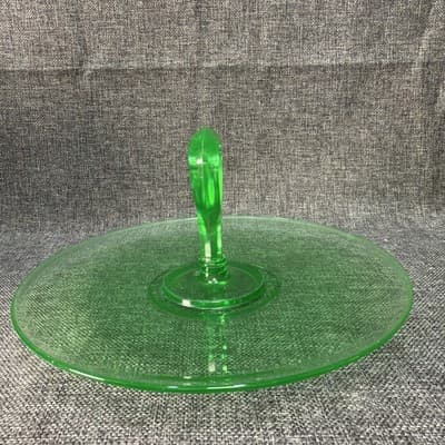 VTG Uranium Emerald Green Depression glass sandwich server with center handle - Thumbnail 6